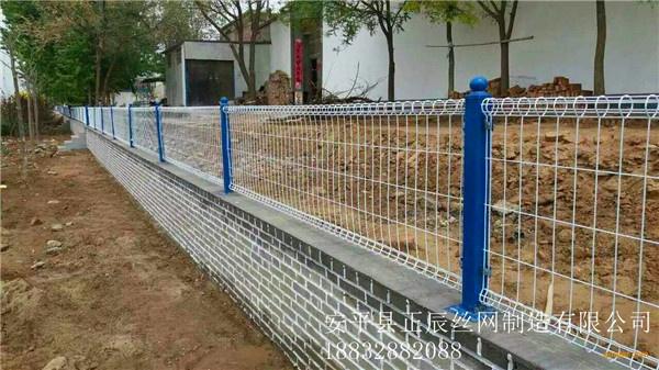 勾花护栏网用在校园围栏网